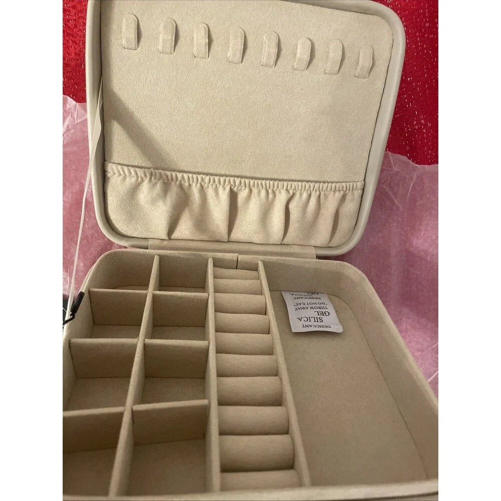 Badgley Mischka NWT Cream White Print, Travel, Jewelry Case